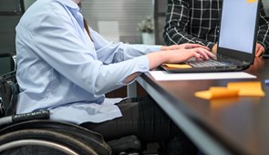 Antes de despedir a un trabajador con discapacidad permanente. La empresa debe intentar adaptar su puesto de trabajo.